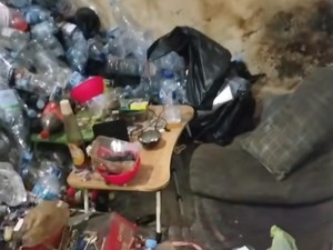 Saking Kotornya, Kontrakan Penuh Sampah Ini Butuh Pasukan buat Dibersihkan