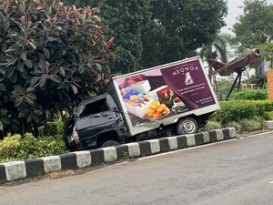 Sopir Ngantuk, Mobil Box Nyangsang di Taman Jalan Sultan Agung Kota Batu