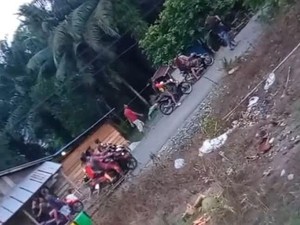Kepergok Curi Sawit, 2 Pria di Morowali Diarak Warga-Motor Dibakar