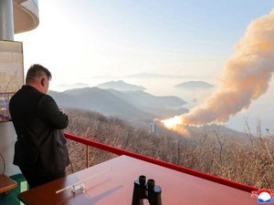 Video Kim Jong Un Pantau Uji Coba Mesin Roket Terbaru Korut