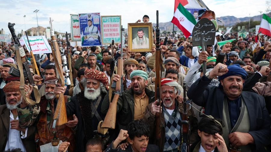 Pasukan Houthi menggelar apel siaga penuh dengan kendaraan patroli untuk solidaritas dengan Iran, seiring berlanjutnya konflik AS-Israel dengan Iran, di Sanaa, Yaman, Sabtu (28/3/2026). (REUTERS/Khaled Abdullah)