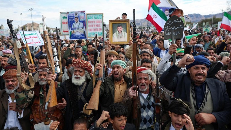 Pasukan Houthi menggelar apel siaga penuh dengan kendaraan patroli untuk solidaritas dengan Iran, seiring berlanjutnya konflik AS-Israel dengan Iran, di Sanaa, Yaman, Sabtu (28/3/2026). (REUTERS/Khaled Abdullah)