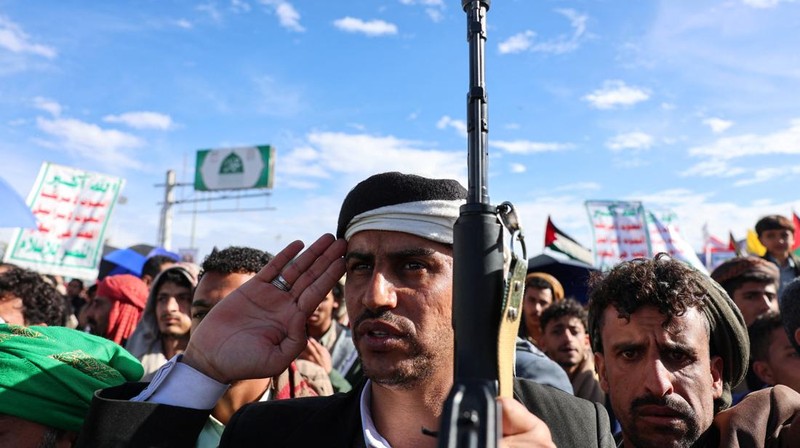 Pasukan Houthi menggelar apel siaga penuh dengan kendaraan patroli untuk solidaritas dengan Iran, seiring berlanjutnya konflik AS-Israel dengan Iran, di Sanaa, Yaman, Sabtu (28/3/2026). (REUTERS/Khaled Abdullah)