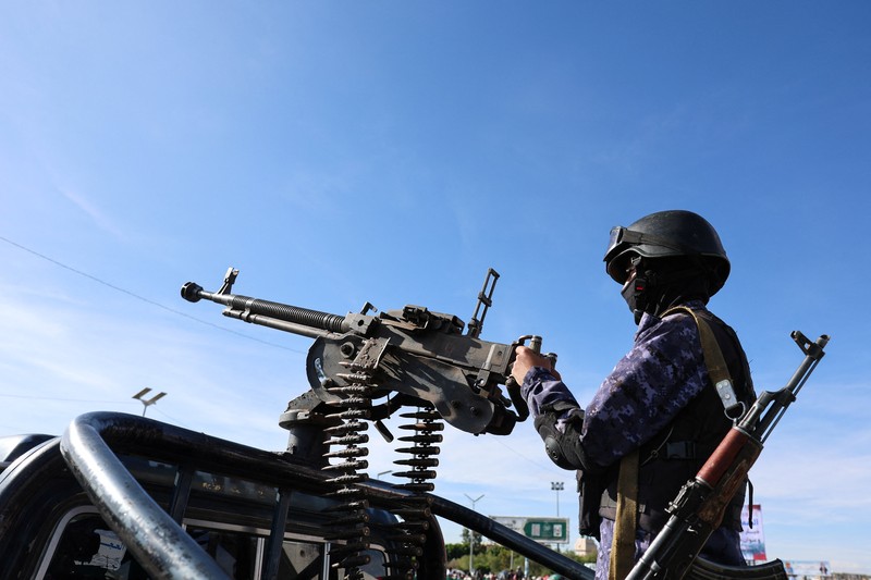 Pasukan Houthi menggelar apel siaga penuh dengan kendaraan patroli untuk solidaritas dengan Iran, seiring berlanjutnya konflik AS-Israel dengan Iran, di Sanaa, Yaman, Sabtu (28/3/2026). (REUTERS/Khaled Abdullah)