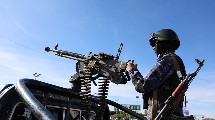 Pasukan Houthi menggelar apel siaga penuh dengan kendaraan patroli untuk solidaritas dengan Iran, seiring berlanjutnya konflik AS-Israel dengan Iran, di Sanaa, Yaman, Sabtu (28/3/2026). (REUTERS/Khaled Abdullah)