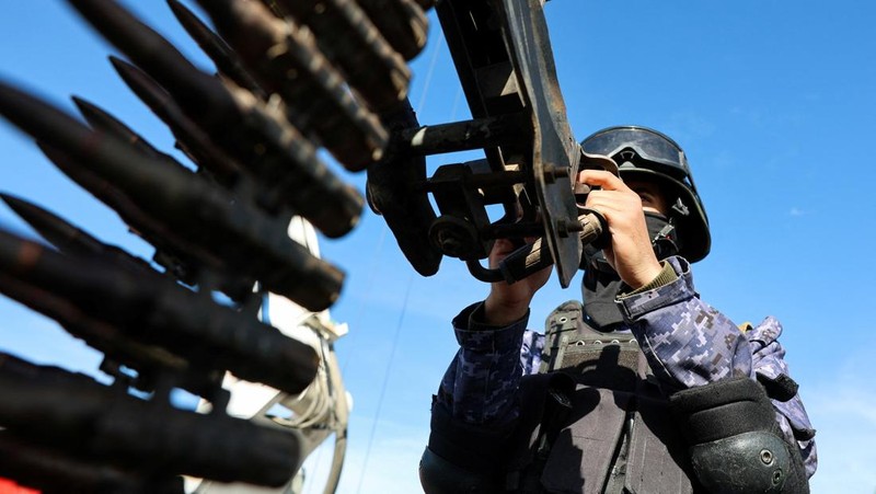 Pasukan Houthi menggelar apel siaga penuh dengan kendaraan patroli untuk solidaritas dengan Iran, seiring berlanjutnya konflik AS-Israel dengan Iran, di Sanaa, Yaman, Sabtu (28/3/2026). (REUTERS/Khaled Abdullah)