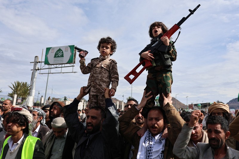 Pasukan Houthi menggelar apel siaga penuh dengan kendaraan patroli untuk solidaritas dengan Iran, seiring berlanjutnya konflik AS-Israel dengan Iran, di Sanaa, Yaman, Sabtu (28/3/2026). (REUTERS/Khaled Abdullah)