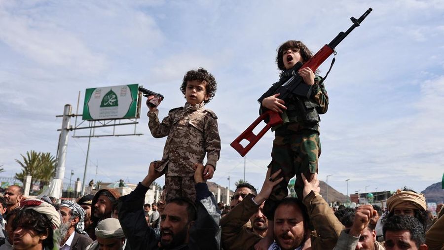 Pasukan Houthi menggelar apel siaga penuh dengan kendaraan patroli untuk solidaritas dengan Iran, seiring berlanjutnya konflik AS-Israel dengan Iran, di Sanaa, Yaman, Sabtu (28/3/2026). (REUTERS/Khaled Abdullah)