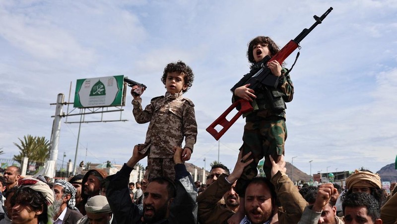 Pasukan Houthi menggelar apel siaga penuh dengan kendaraan patroli untuk solidaritas dengan Iran, seiring berlanjutnya konflik AS-Israel dengan Iran, di Sanaa, Yaman, Sabtu (28/3/2026). (REUTERS/Khaled Abdullah)