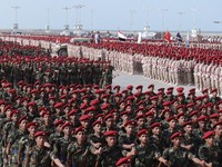 Pasukan Houthi menggelar apel siaga penuh dengan kendaraan patroli untuk solidaritas dengan Iran, seiring berlanjutnya konflik AS-Israel dengan Iran, di Sanaa, Yaman, Sabtu (28/3/2026). (REUTERS/Khaled Abdullah)