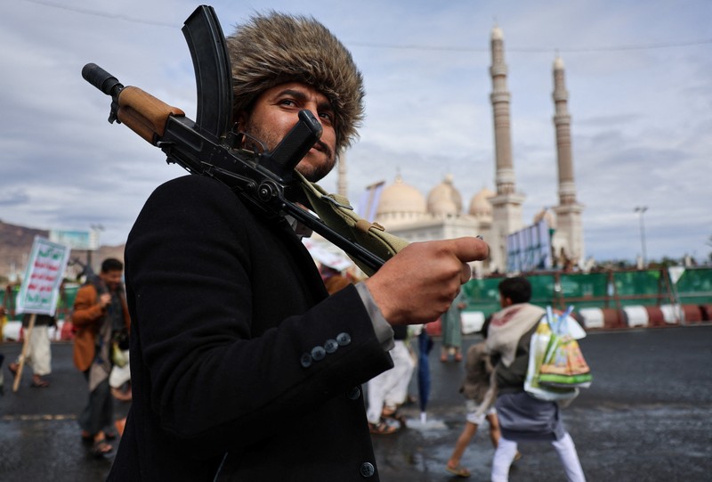 Pasukan Houthi menggelar apel siaga penuh dengan kendaraan patroli untuk solidaritas dengan Iran, seiring berlanjutnya konflik AS-Israel dengan Iran, di Sanaa, Yaman, Sabtu (28/3/2026). (REUTERS/Khaled Abdullah)