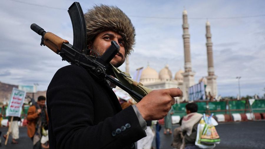 Pasukan Houthi menggelar apel siaga penuh dengan kendaraan patroli untuk solidaritas dengan Iran, seiring berlanjutnya konflik AS-Israel dengan Iran, di Sanaa, Yaman, Sabtu (28/3/2026). (REUTERS/Khaled Abdullah)