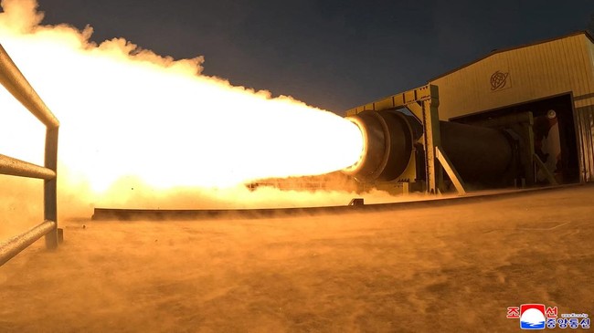 Momen Kim Jong Un Uji Mesin Roket untuk Rudal