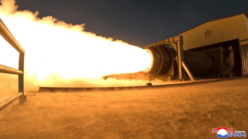 Pemimpin Korea Utara Kim Jong-un mengawasi langsung uji darat mesin roket berbahan bakar padat yang ditingkatkan, sebagai bagian dari penguatan program senjata strategis negara itu. (via REUTERS/KCNA)