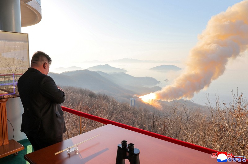 Pemimpin Korea Utara Kim Jong-un mengawasi langsung uji darat mesin roket berbahan bakar padat yang ditingkatkan, sebagai bagian dari penguatan program senjata strategis negara itu. (via REUTERS/KCNA)
