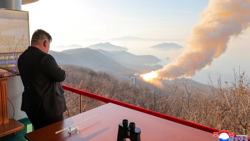 Pemimpin Korea Utara Kim Jong-un mengawasi langsung uji darat mesin roket berbahan bakar padat yang ditingkatkan, sebagai bagian dari penguatan program senjata strategis negara itu. (via REUTERS/KCNA)