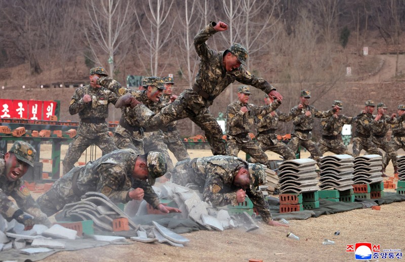 Pemimpin Korea Utara Kim Jong-un mengawasi langsung uji darat mesin roket berbahan bakar padat yang ditingkatkan, sebagai bagian dari penguatan program senjata strategis negara itu. (via REUTERS/KCNA)