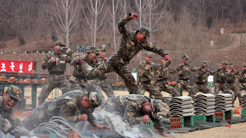 Pemimpin Korea Utara Kim Jong-un mengawasi langsung uji darat mesin roket berbahan bakar padat yang ditingkatkan, sebagai bagian dari penguatan program senjata strategis negara itu. (via REUTERS/KCNA)