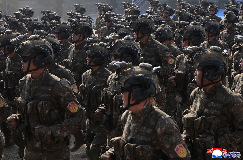 Pemimpin Korea Utara Kim Jong-un mengawasi langsung uji darat mesin roket berbahan bakar padat yang ditingkatkan, sebagai bagian dari penguatan program senjata strategis negara itu. (via REUTERS/KCNA)