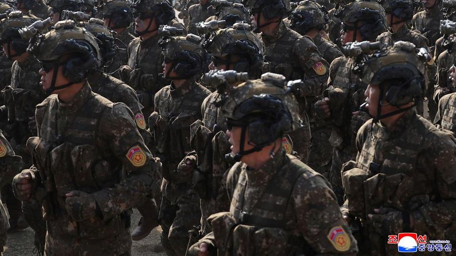 Pemimpin Korea Utara Kim Jong-un mengawasi langsung uji darat mesin roket berbahan bakar padat yang ditingkatkan, sebagai bagian dari penguatan program senjata strategis negara itu. (via REUTERS/KCNA)