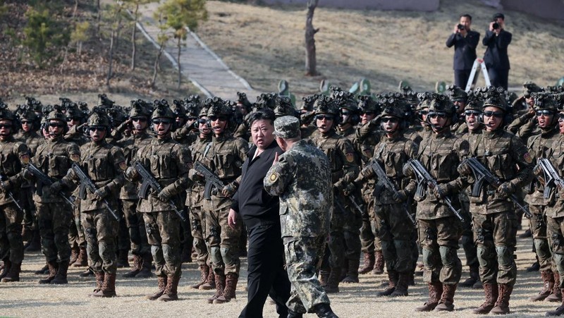 Pemimpin Korea Utara Kim Jong-un mengawasi langsung uji darat mesin roket berbahan bakar padat yang ditingkatkan, sebagai bagian dari penguatan program senjata strategis negara itu. (via REUTERS/KCNA)