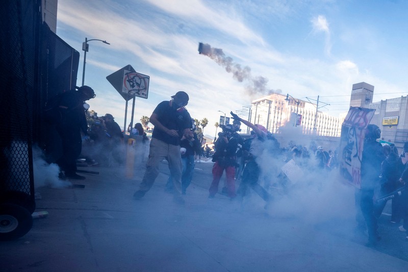 Polisi mengeluarkan perintah pembubaran dan melakukan penangkapan beberapa jam setelah ribuan orang berkumpul untuk demonstrasi besar-besaran 'No Kings' di pusat kota Los Angeles (LA), Amerika Serikat. Polisi juga sempat menggunakan gas air mata, Minggu (29/3/2026). (REUTERS/John Rudoff)