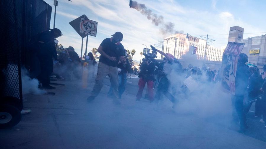 Polisi mengeluarkan perintah pembubaran dan melakukan penangkapan beberapa jam setelah ribuan orang berkumpul untuk demonstrasi besar-besaran 'No Kings' di pusat kota Los Angeles (LA), Amerika Serikat. Polisi juga sempat menggunakan gas air mata, Minggu (29/3/2026). (REUTERS/John Rudoff)