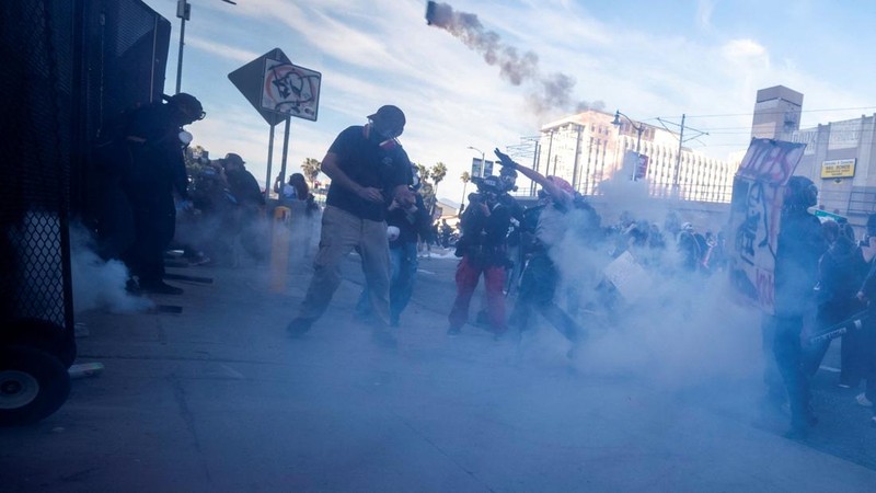 Polisi mengeluarkan perintah pembubaran dan melakukan penangkapan beberapa jam setelah ribuan orang berkumpul untuk demonstrasi besar-besaran 'No Kings' di pusat kota Los Angeles (LA), Amerika Serikat. Polisi juga sempat menggunakan gas air mata, Minggu (29/3/2026). (REUTERS/John Rudoff)