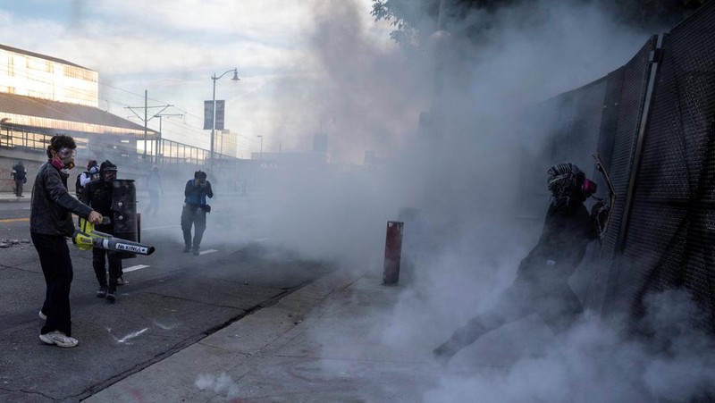 Polisi mengeluarkan perintah pembubaran dan melakukan penangkapan beberapa jam setelah ribuan orang berkumpul untuk demonstrasi besar-besaran 'No Kings' di pusat kota Los Angeles (LA), Amerika Serikat. Polisi juga sempat menggunakan gas air mata, Minggu (29/3/2026). (REUTERS/John Rudoff)