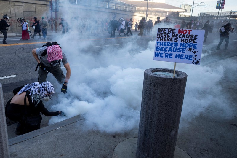 Polisi mengeluarkan perintah pembubaran dan melakukan penangkapan beberapa jam setelah ribuan orang berkumpul untuk demonstrasi besar-besaran 'No Kings' di pusat kota Los Angeles (LA), Amerika Serikat. Polisi juga sempat menggunakan gas air mata, Minggu (29/3/2026). (REUTERS/John Rudoff)