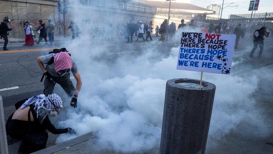 Polisi mengeluarkan perintah pembubaran dan melakukan penangkapan beberapa jam setelah ribuan orang berkumpul untuk demonstrasi besar-besaran 'No Kings' di pusat kota Los Angeles (LA), Amerika Serikat. Polisi juga sempat menggunakan gas air mata, Minggu (29/3/2026). (REUTERS/John Rudoff)