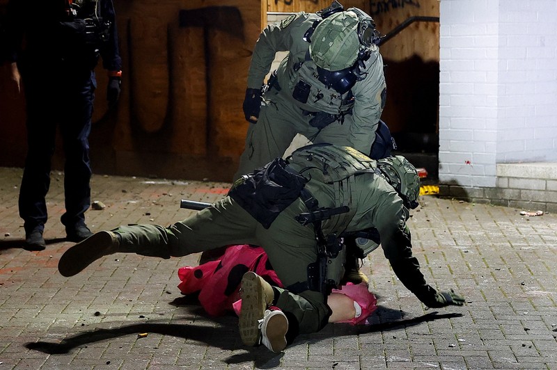 Polisi mengeluarkan perintah pembubaran dan melakukan penangkapan beberapa jam setelah ribuan orang berkumpul untuk demonstrasi besar-besaran 'No Kings' di pusat kota Los Angeles (LA), Amerika Serikat. Polisi juga sempat menggunakan gas air mata, Minggu (29/3/2026). (REUTERS/John Rudoff)