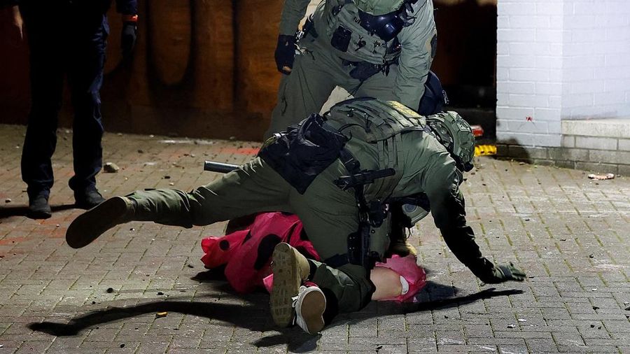 Polisi mengeluarkan perintah pembubaran dan melakukan penangkapan beberapa jam setelah ribuan orang berkumpul untuk demonstrasi besar-besaran 'No Kings' di pusat kota Los Angeles (LA), Amerika Serikat. Polisi juga sempat menggunakan gas air mata, Minggu (29/3/2026). (REUTERS/John Rudoff)