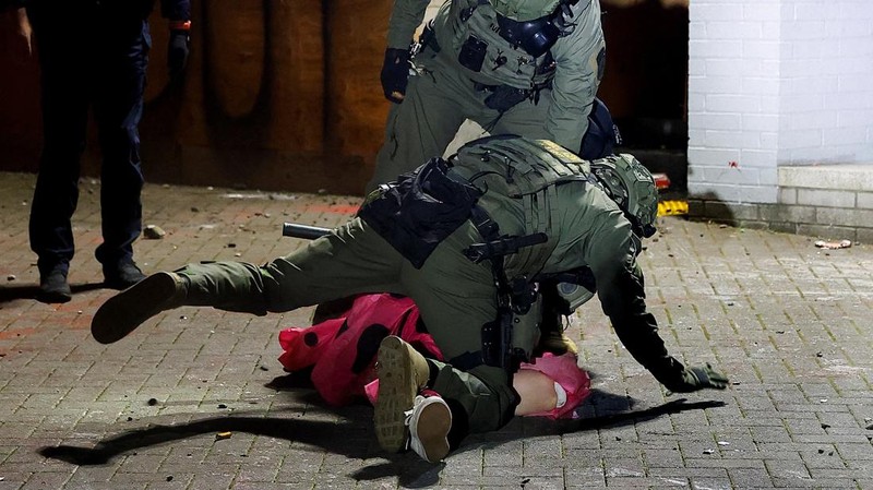 Polisi mengeluarkan perintah pembubaran dan melakukan penangkapan beberapa jam setelah ribuan orang berkumpul untuk demonstrasi besar-besaran 'No Kings' di pusat kota Los Angeles (LA), Amerika Serikat. Polisi juga sempat menggunakan gas air mata, Minggu (29/3/2026). (REUTERS/John Rudoff)