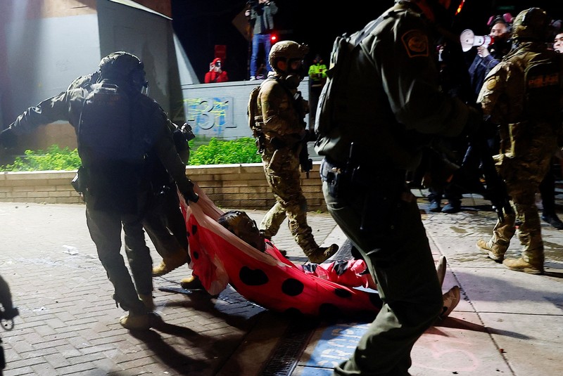 Polisi mengeluarkan perintah pembubaran dan melakukan penangkapan beberapa jam setelah ribuan orang berkumpul untuk demonstrasi besar-besaran 'No Kings' di pusat kota Los Angeles (LA), Amerika Serikat. Polisi juga sempat menggunakan gas air mata, Minggu (29/3/2026). (REUTERS/John Rudoff)