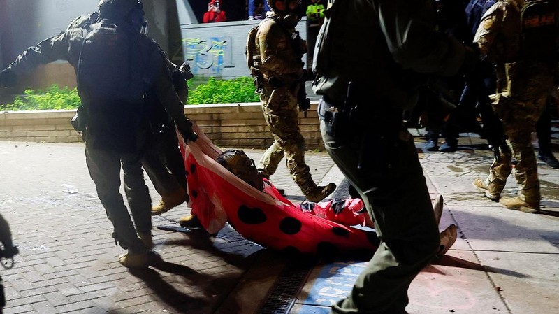 Polisi mengeluarkan perintah pembubaran dan melakukan penangkapan beberapa jam setelah ribuan orang berkumpul untuk demonstrasi besar-besaran 'No Kings' di pusat kota Los Angeles (LA), Amerika Serikat. Polisi juga sempat menggunakan gas air mata, Minggu (29/3/2026). (REUTERS/John Rudoff)