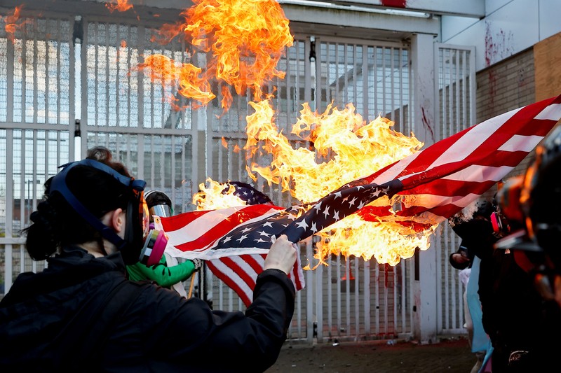 Polisi mengeluarkan perintah pembubaran dan melakukan penangkapan beberapa jam setelah ribuan orang berkumpul untuk demonstrasi besar-besaran 'No Kings' di pusat kota Los Angeles (LA), Amerika Serikat. Polisi juga sempat menggunakan gas air mata, Minggu (29/3/2026). (REUTERS/John Rudoff)