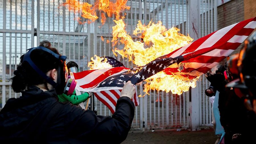 Polisi mengeluarkan perintah pembubaran dan melakukan penangkapan beberapa jam setelah ribuan orang berkumpul untuk demonstrasi besar-besaran 'No Kings' di pusat kota Los Angeles (LA), Amerika Serikat. Polisi juga sempat menggunakan gas air mata, Minggu (29/3/2026). (REUTERS/John Rudoff)