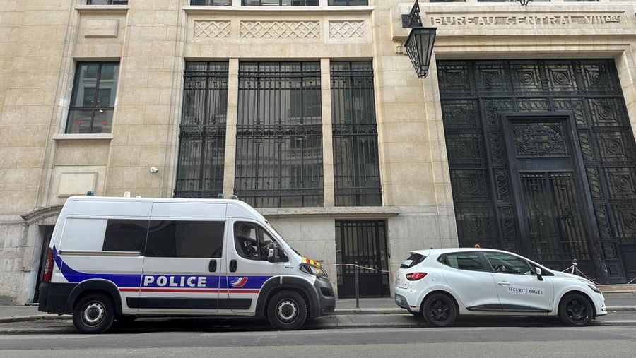 Polisi menggagalkan serangan bom yang terjadi di depan degung Bank of America di Paris, Prancis, Sabtu (28/3/2026) sore waktu setempat. (REUTERS/Clotaire Achi)