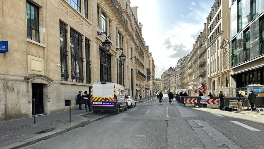 Polisi menggagalkan serangan bom yang terjadi di depan degung Bank of America di Paris, Prancis, Sabtu (28/3/2026) sore waktu setempat. (REUTERS/Clotaire Achi)