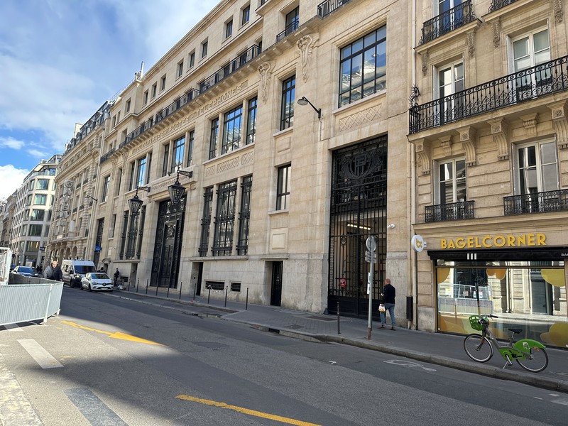 Polisi menggagalkan serangan bom yang terjadi di depan degung Bank of America di Paris, Prancis, Sabtu (28/3/2026) sore waktu setempat. (REUTERS/Clotaire Achi)