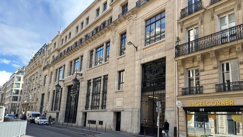 Polisi menggagalkan serangan bom yang terjadi di depan degung Bank of America di Paris, Prancis, Sabtu (28/3/2026) sore waktu setempat. (REUTERS/Clotaire Achi)