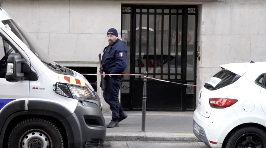 Polisi menggagalkan serangan bom yang terjadi di depan degung Bank of America di Paris, Prancis, Sabtu (28/3/2026) sore waktu setempat. (REUTERS/Clotaire Achi)