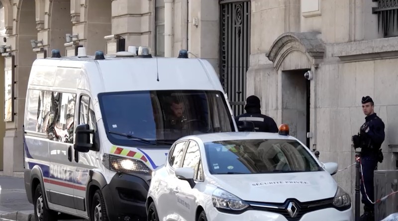 Polisi menggagalkan serangan bom yang terjadi di depan degung Bank of America di Paris, Prancis, Sabtu (28/3/2026) sore waktu setempat. (REUTERS/Clotaire Achi)