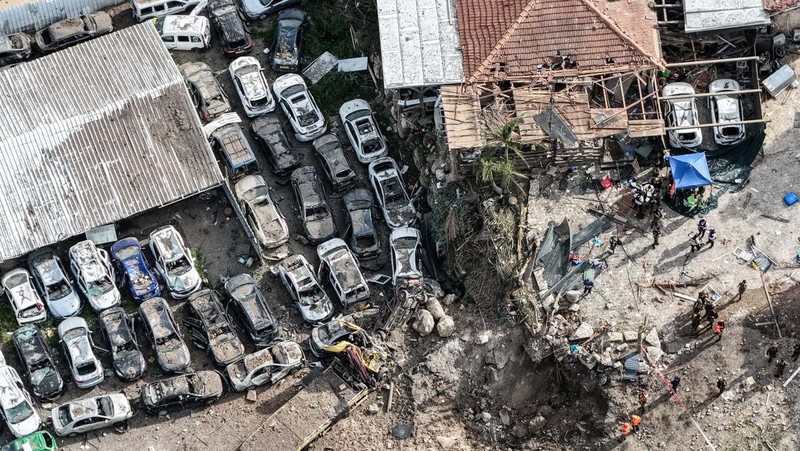 Serangan rudal langsung dari Iran menyerang sebuah desa di Israel pada Sabtu (28/3) dan melukai belasan orang di tengah perang Iran vs Israel-Amerika Serikat yang memasuki bulan kedua. (REUTERS/Ilan Rosenberg)