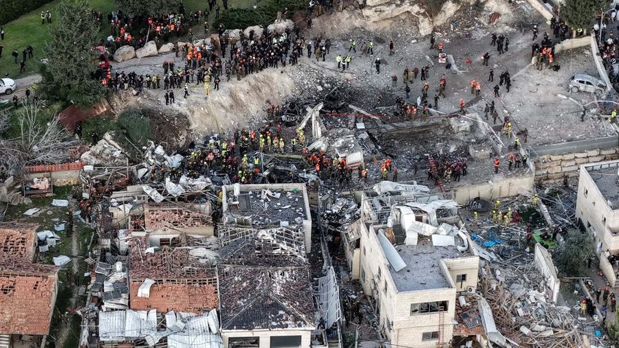 Serangan rudal langsung dari Iran menyerang sebuah desa di Israel pada Sabtu (28/3) dan melukai belasan orang di tengah perang Iran vs Israel-Amerika Serikat yang memasuki bulan kedua. (REUTERS/Ilan Rosenberg)