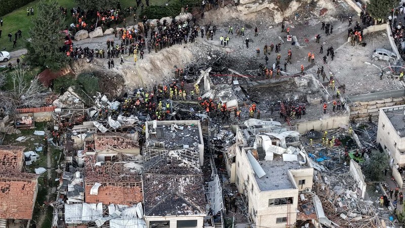 Serangan rudal langsung dari Iran menyerang sebuah desa di Israel pada Sabtu (28/3) dan melukai belasan orang di tengah perang Iran vs Israel-Amerika Serikat yang memasuki bulan kedua. (REUTERS/Ilan Rosenberg)