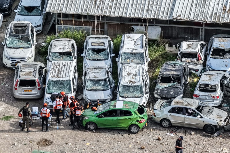 Serangan rudal langsung dari Iran menyerang sebuah desa di Israel pada Sabtu (28/3) dan melukai belasan orang di tengah perang Iran vs Israel-Amerika Serikat yang memasuki bulan kedua. (REUTERS/Ilan Rosenberg)