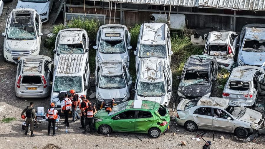 Serangan rudal langsung dari Iran menyerang sebuah desa di Israel pada Sabtu (28/3) dan melukai belasan orang di tengah perang Iran vs Israel-Amerika Serikat yang memasuki bulan kedua. (REUTERS/Ilan Rosenberg)