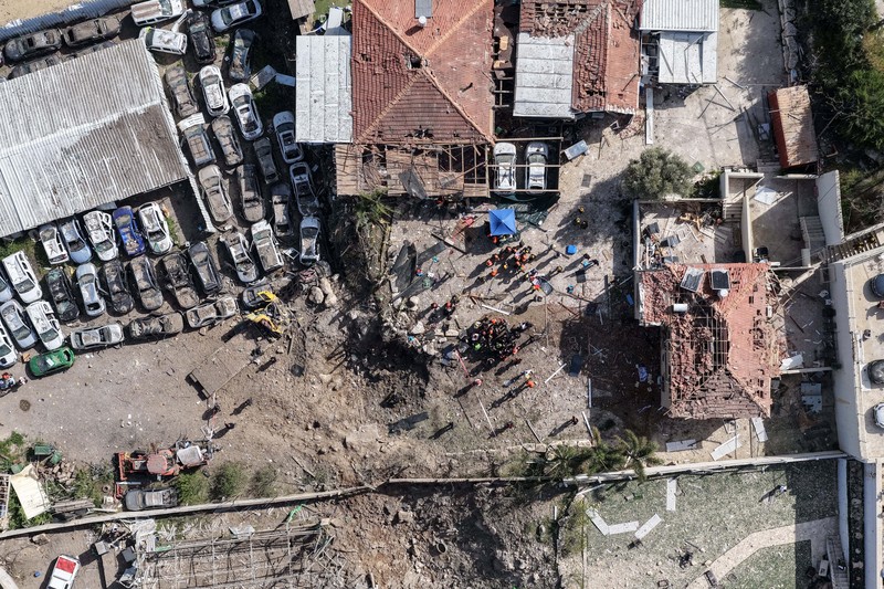 Serangan rudal langsung dari Iran menyerang sebuah desa di Israel pada Sabtu (28/3) dan melukai belasan orang di tengah perang Iran vs Israel-Amerika Serikat yang memasuki bulan kedua. (REUTERS/Ilan Rosenberg)